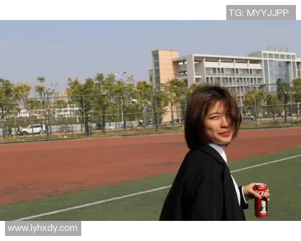 女孩心中的足球明星年年闪耀光芒激励着她追逐梦想与热爱